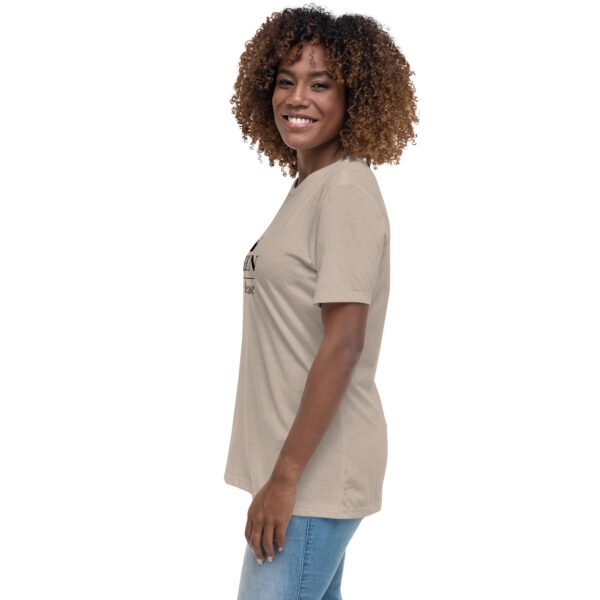 Women's Relaxed T-Shirt Queen - Image 11